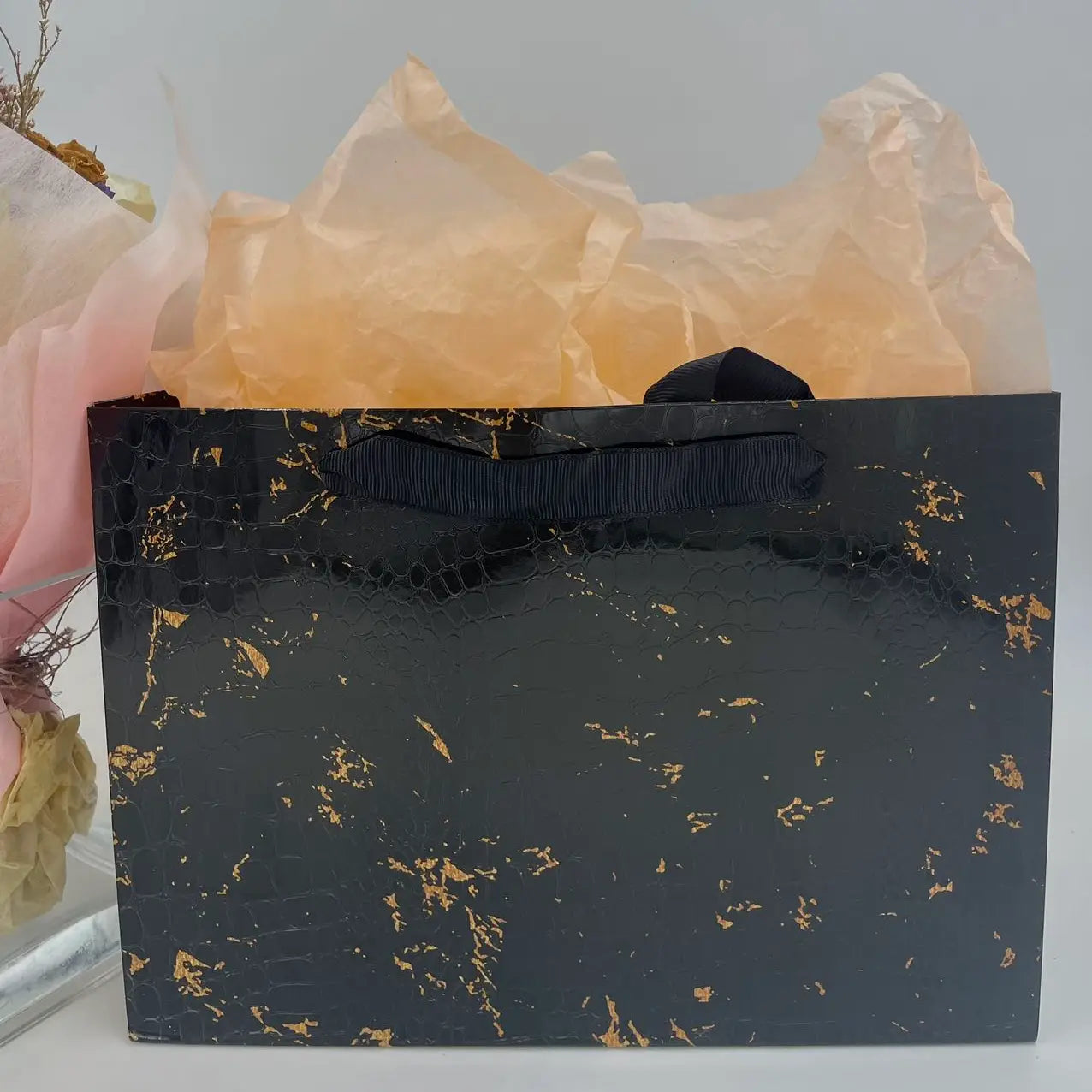 20 pc, Crocodile in gold marble pattern Black paper gift bag - ByHome